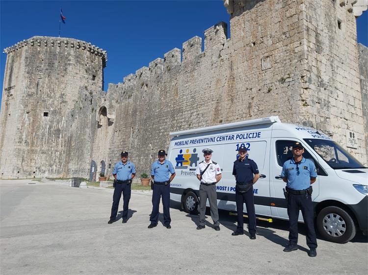 Slika /PU_SD/Slike/Strani policijski sluzbenici 2020.jpg